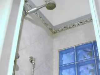 לינה וארוחת בוקר Ave 5*